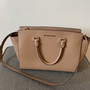 Micheal Kors larger cross body purse